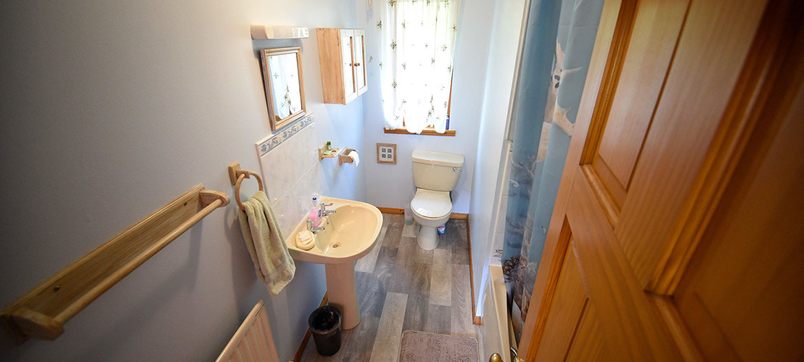 Kenmore Bed and Breakfast accommodation twin room has a bathroom with shared facilities