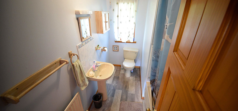 Kenmore Bed and Breakfast accommodation twin room has a bathroom with shared facilities