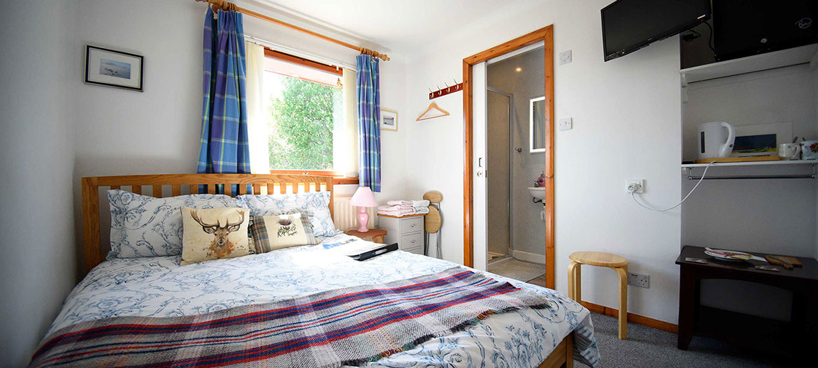Kenmore Bed and Breakfast accommodation in Portree contains a compact double room with en suite shower room