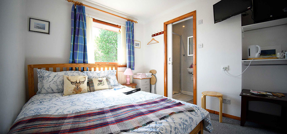 Kenmore Bed and Breakfast accommodation in Portree contains a compact double room with en suite shower room