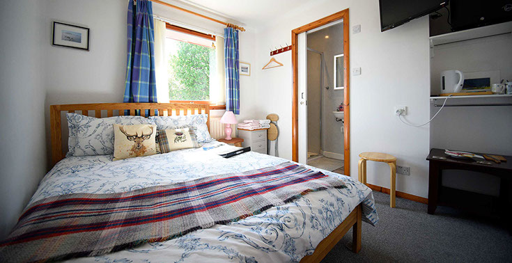 Kenmore Bed and Breakfast accommodation in Portree contains a compact double room with en suite shower room